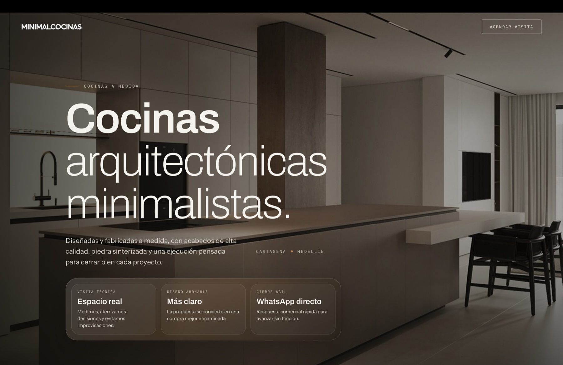 Página web de Minimal Cocinas dentro del portátil